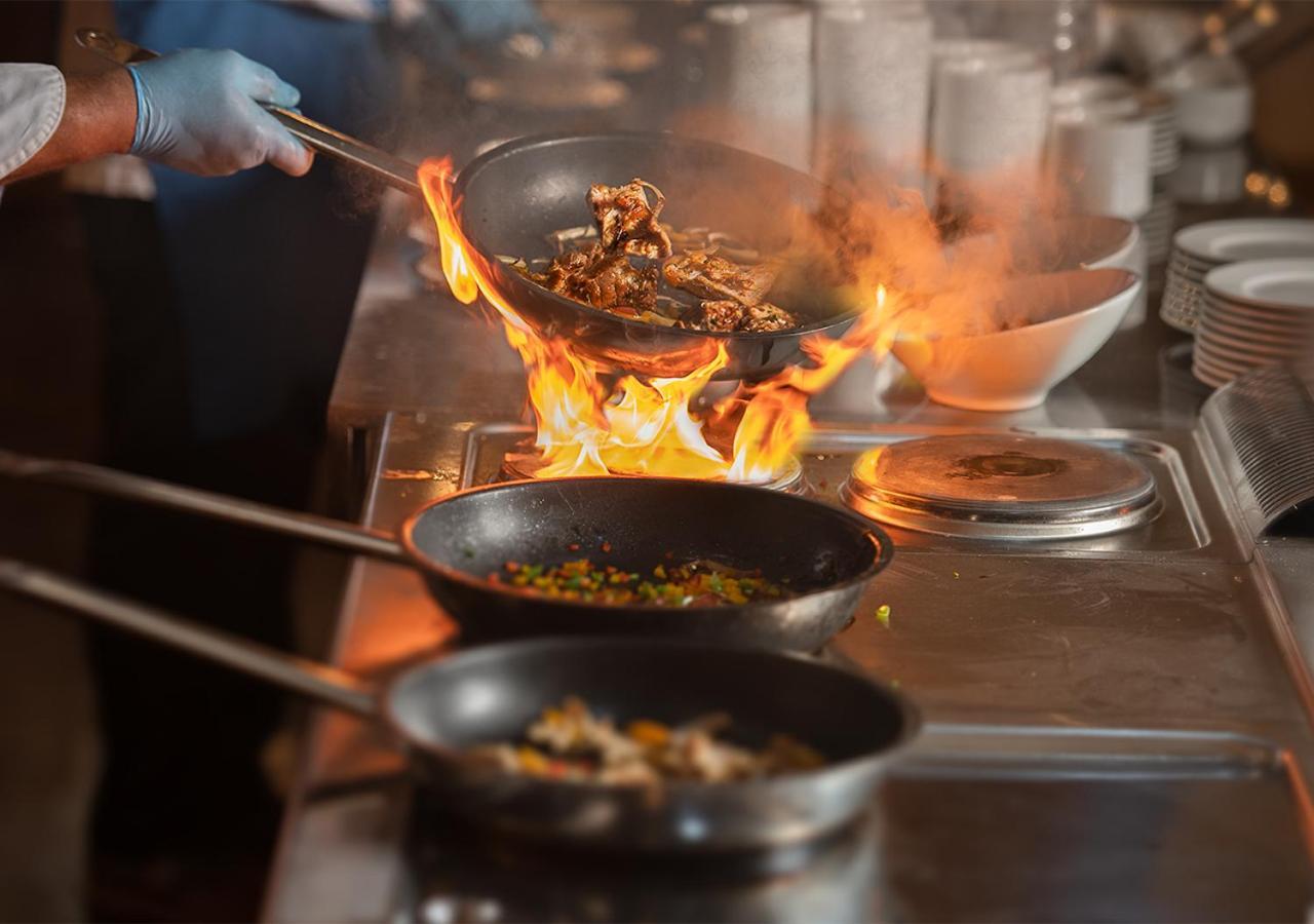 Crystal Inn Hotel - Alamein (Adults Only) El Alamein Luaran gambar A chef cooking with a wok